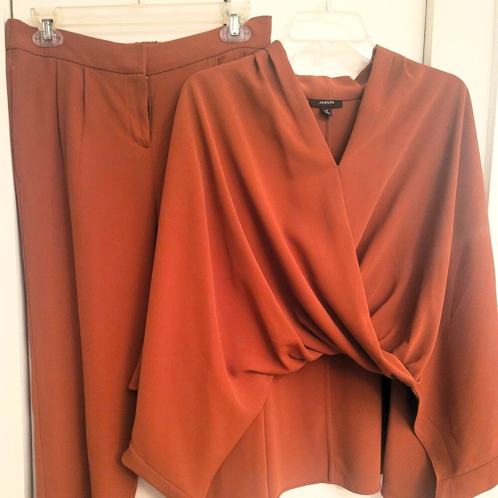 GORGEOUS ALFANI TWO PIECE SET!! NWT